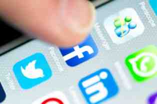 5 Clear Signs that shows you are addicted to Social Media (Technology)